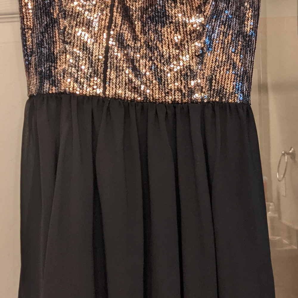 NWOT gold sequin black flowing dress made by GUESS size 6